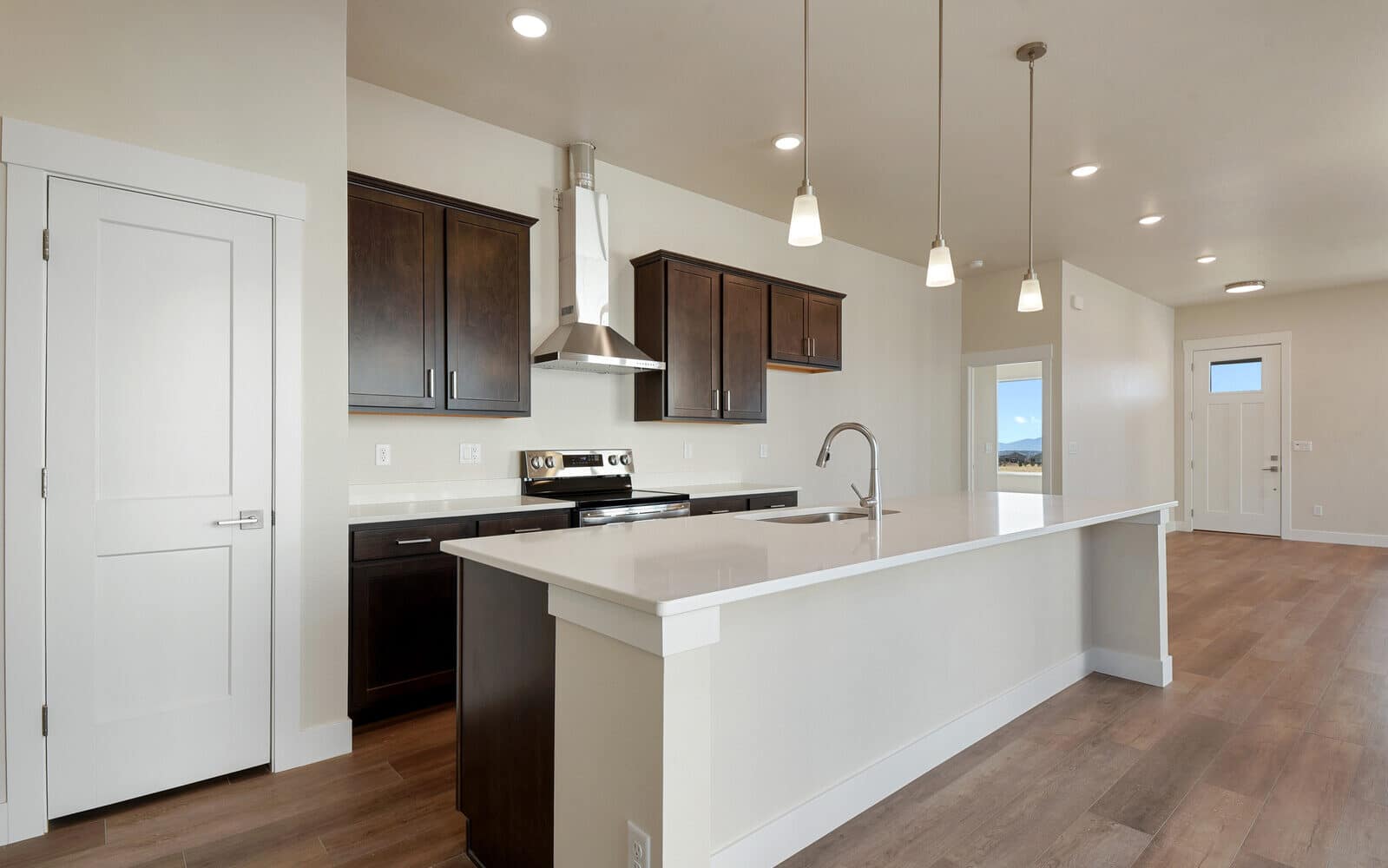 9412 Roseate View - Stylish Kitchen